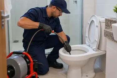 Profissional desentupindo vaso sanitário em Itumbiara.